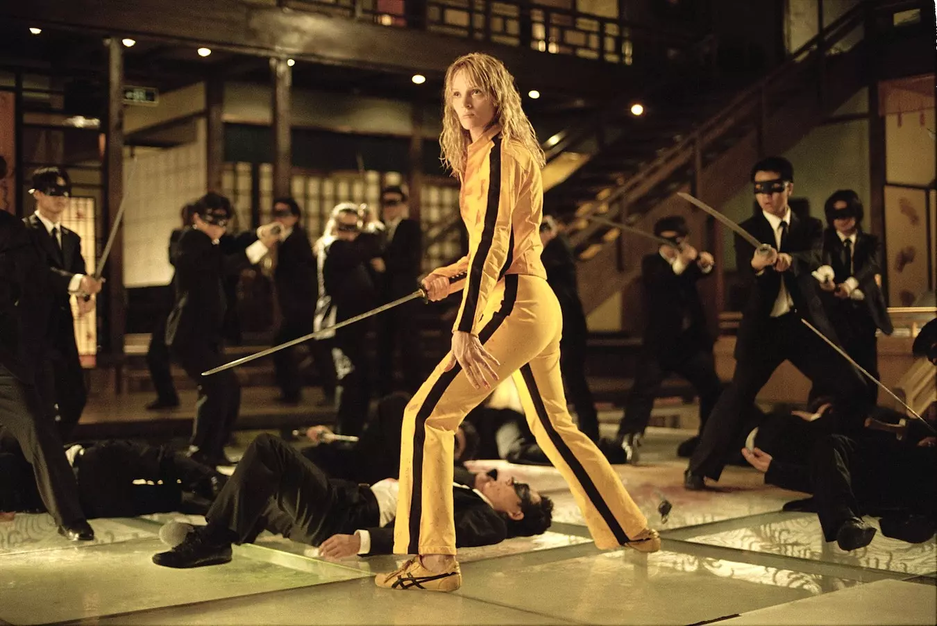 Fotograma de Kill Bill: Volume 1, en el que Uma Thurman pelea contra numerosos enemigos