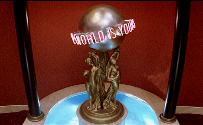 The world is yours. Estatua que Tony Montana tiene en el salón.