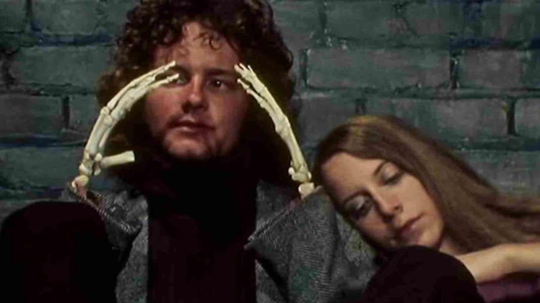 Death Bed: La cama de la muerte (Death Bed: The Bed That Eats, 1977), de George Barry