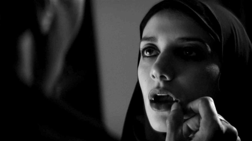 Una chica vuelve a casa sola de noche (A Girl Walks Home Alone at Night, 2014), de Ana Lily Amirpour