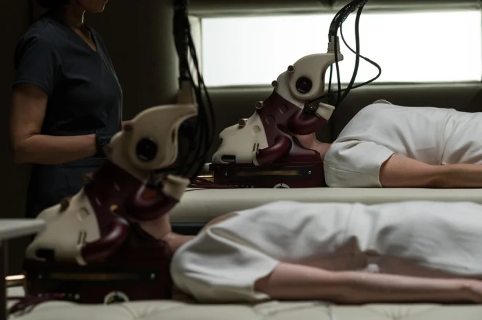 Fotograma de la película Possessor (2020), donde dos personas permanecen tumbadas en camillas con aparatos tecnológicos que les cubren el rostro