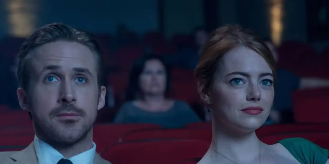 Fotograma de La la Land, donde los protagonista tienen una cita en el cine