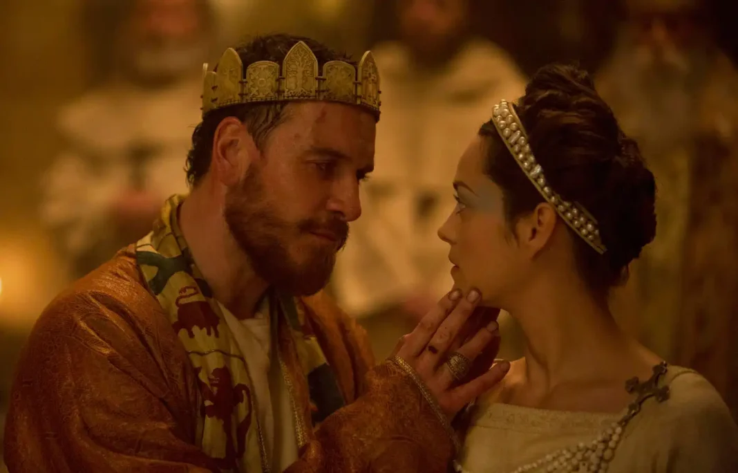 Fotograma de Macbeth (2015), de Justin Kurzel; en el que Macbeth acaricia el rostro de una mujer