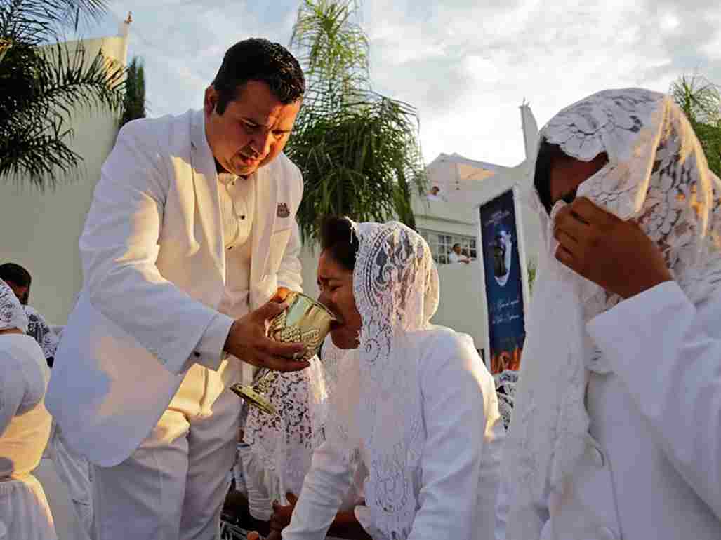 Detrás del Velo: Sobreviviendo a la Iglesia La Luz del Mundo (Unveiled: Surviving La Luz del Mundo, 2022), de Jennifer Tiexiera